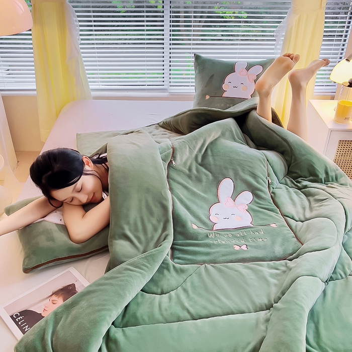 91家纺网 家纺一手货源 找家纺 阳光依佰 2023新款多功能牛奶绒抱枕被-暖暖兔 墨绿