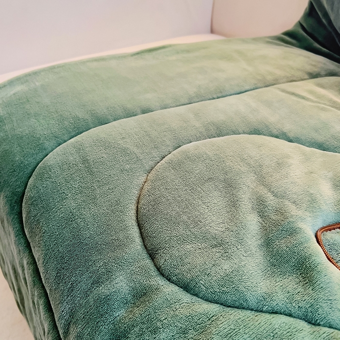 91家纺网 家纺一手货源 找家纺 阳光依佰 2023新款多功能牛奶绒抱枕被-暖暖兔 墨绿