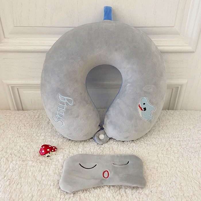 91家纺网 家纺一手货源 找家纺 卡奥2025新款带眼罩卡通U型枕旅行颈椎枕 蓝鲨32*31*12cm