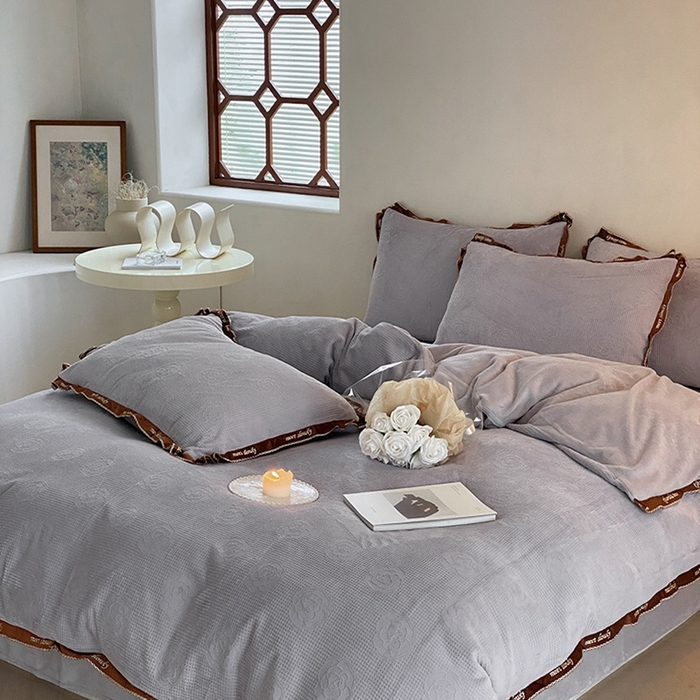 91家纺网 家纺一手货源 找家纺 蜜柚 2024新款全消光牛奶绒雕花烂花法式轻奢四件套 巴尔曼-浅紫灰