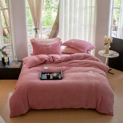 91家纺网 家纺一手货源 找家纺 名品优仓 2023新款高克重牛奶绒绣花浪漫玫瑰系列四件套 樱花粉