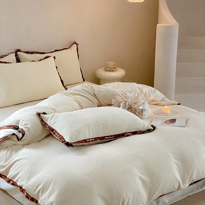 91家纺网 家纺一手货源 找家纺 蜜柚 2024新款全消光牛奶绒雕花烂花法式轻奢四件套 巴尔曼-奶油白