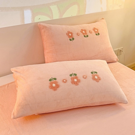 91家纺网 家纺一手货源 找家纺 总寐居家纺 2023新款高克重牛奶绒毛巾绣单枕套 48*74cm/对