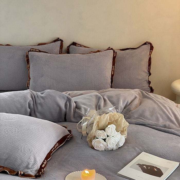 91家纺网 家纺一手货源 找家纺 蜜柚 2024新款全消光牛奶绒雕花烂花法式轻奢四件套 巴尔曼-浅紫灰