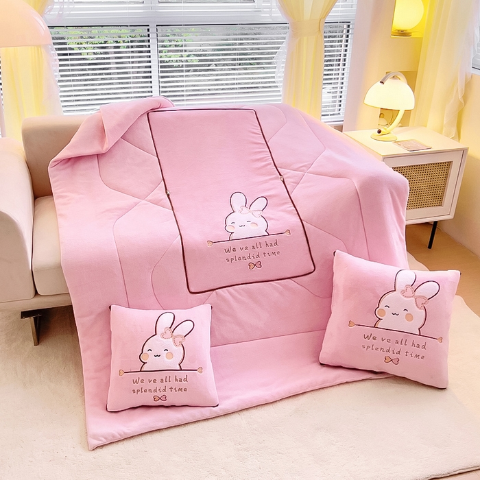 91家纺网 家纺一手货源 找家纺 阳光依佰 2023新款多功能牛奶绒抱枕被-暖暖兔 粉玉