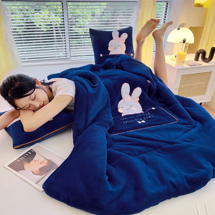 91家纺网 家纺一手货源 找家纺 阳光依佰 2023新款多功能牛奶绒抱枕被-暖暖兔 藏蓝