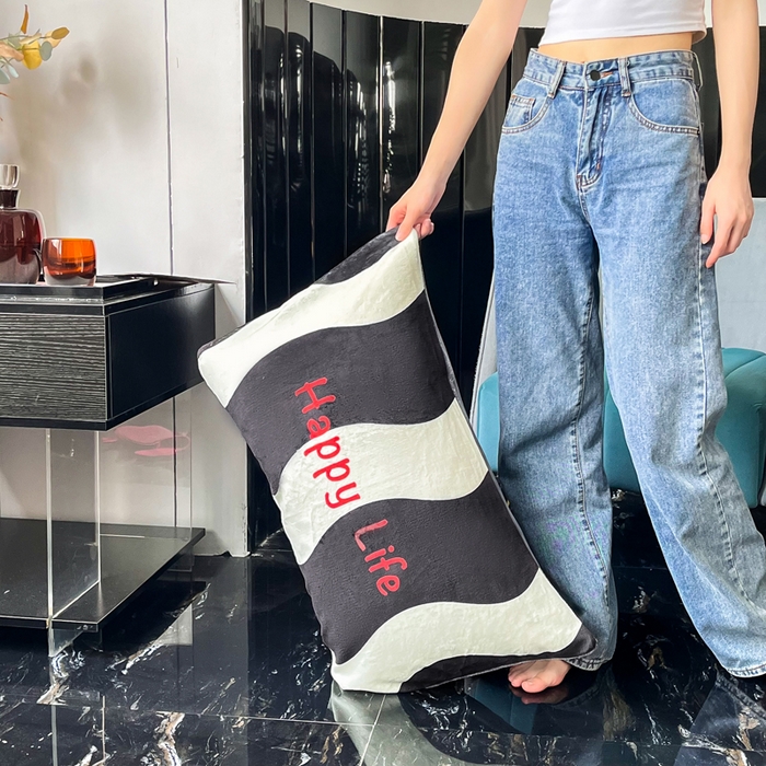 91家纺网 家纺一手货源 找家纺 潮邦创意家居 2025新款ins数码大版印花牛奶绒枕套单人枕 happy水波纹