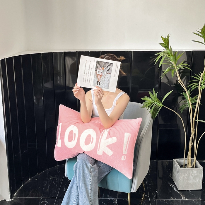 91家纺网 家纺一手货源 找家纺 潮邦创意家居 2025新款ins数码大版印花牛奶绒枕套单人枕 look