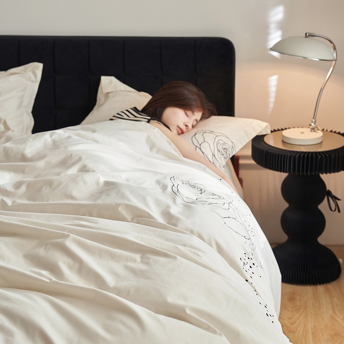 91家纺网 家纺一手货源 找家纺 千朵森 2024新款新疆长绒棉婚庆刺绣四件套-玫瑰 月光白