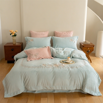 91家纺网 家纺一手货源 找家纺 （总）名品优仓 2023新款高克重230g牛奶绒绣花蔓璃系列四件套