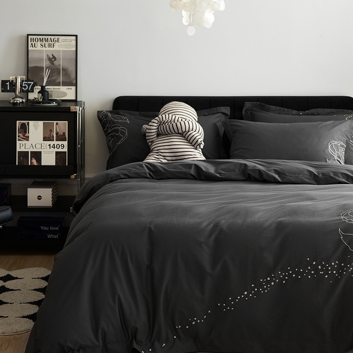 91家纺网 家纺一手货源 找家纺 千朵森 2024新款新疆长绒棉婚庆刺绣四件套-玫瑰 高雅灰