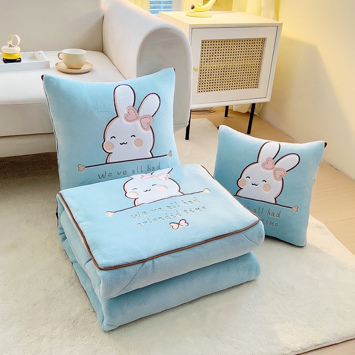 91家纺网 家纺一手货源 找家纺 阳光依佰 2023新款多功能牛奶绒抱枕被-暖暖兔 天蓝