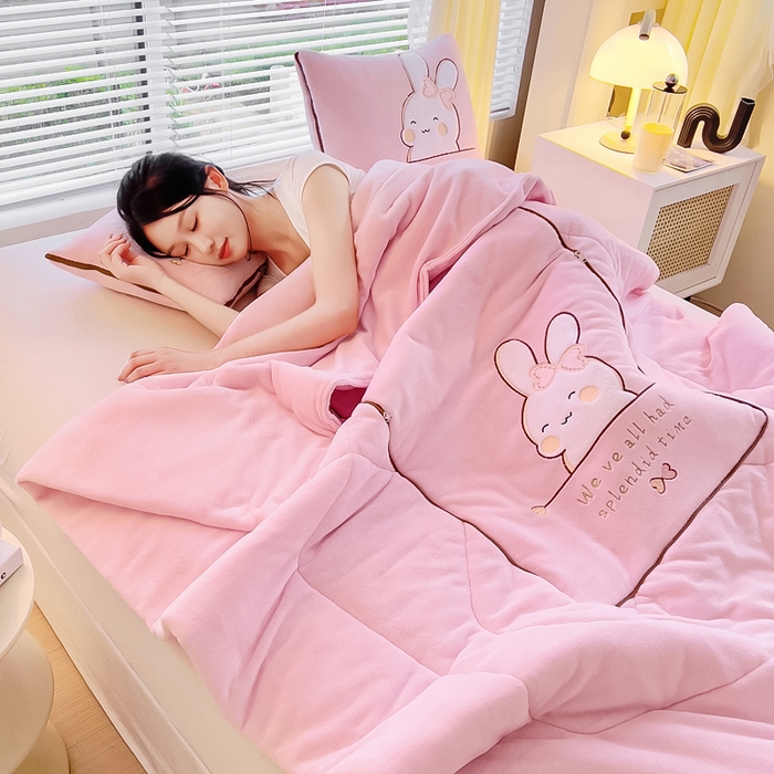 91家纺网 家纺一手货源 找家纺 阳光依佰 2023新款多功能牛奶绒抱枕被-暖暖兔 粉玉