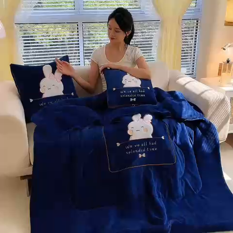 91家纺网 家纺一手货源 找家纺 阳光依佰 2023新款多功能牛奶绒抱枕被-暖暖兔 藏蓝