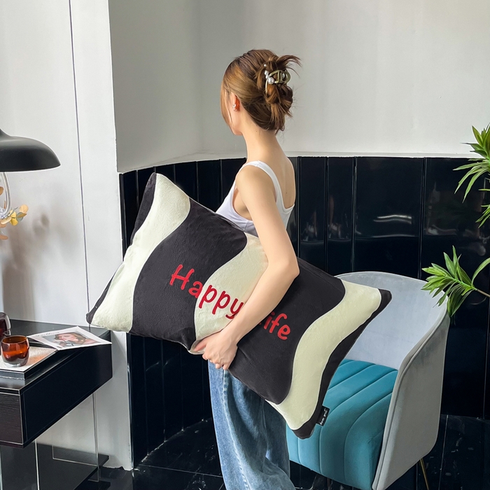 91家纺网 家纺一手货源 找家纺 潮邦创意家居 2025新款ins数码大版印花牛奶绒枕套单人枕 happy水波纹