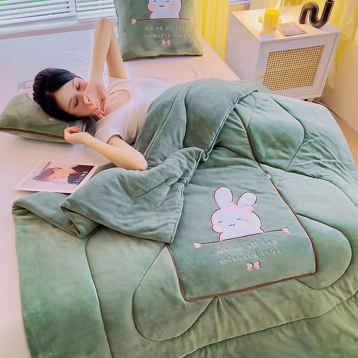 91家纺网 家纺一手货源 找家纺 阳光依佰 2023新款多功能牛奶绒抱枕被-暖暖兔 墨绿