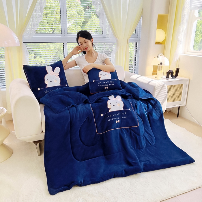 91家纺网 家纺一手货源 找家纺 阳光依佰 2023新款多功能牛奶绒抱枕被-暖暖兔 藏蓝