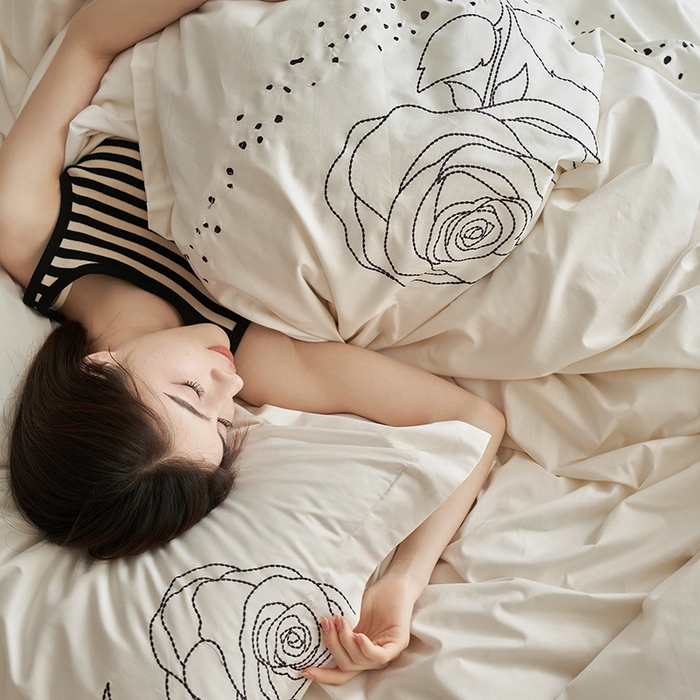 91家纺网 家纺一手货源 找家纺 千朵森 2024新款新疆长绒棉婚庆刺绣四件套-玫瑰 月光白