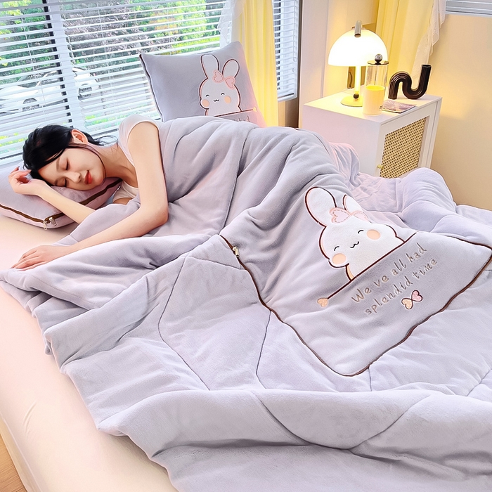 91家纺网 家纺一手货源 找家纺 阳光依佰 2023新款多功能牛奶绒抱枕被-暖暖兔 浅紫