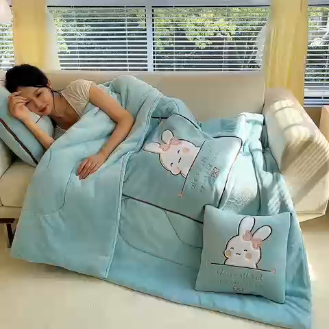 91家纺网 家纺一手货源 找家纺 阳光依佰 2023新款多功能牛奶绒抱枕被-暖暖兔 墨绿