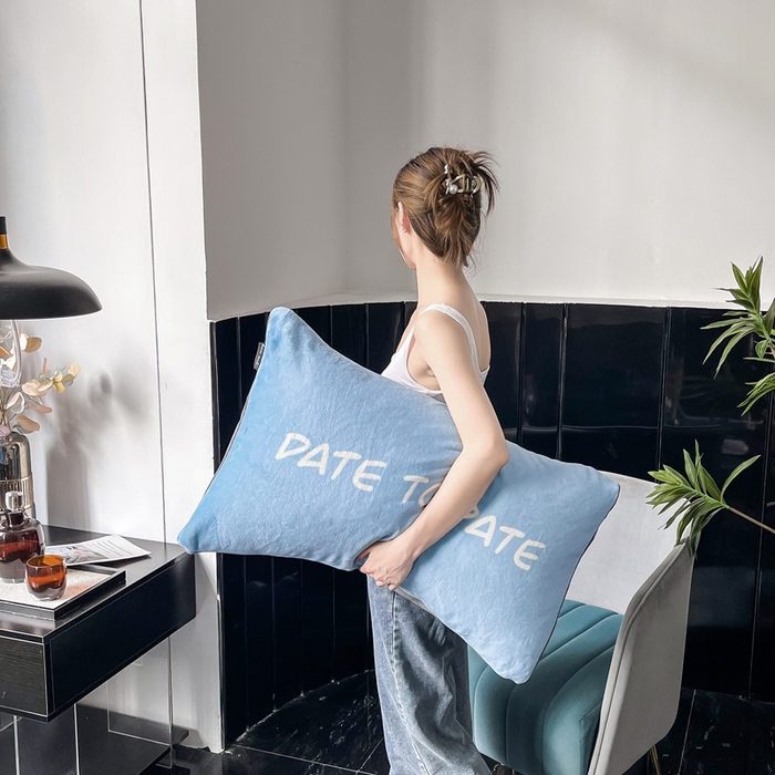 91家纺网 家纺一手货源 找家纺 潮邦创意家居 2025新款ins数码大版印花牛奶绒枕套单人枕 蓝色字母