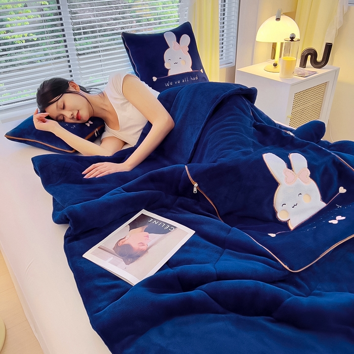 91家纺网 家纺一手货源 找家纺 阳光依佰 2023新款多功能牛奶绒抱枕被-暖暖兔 藏蓝