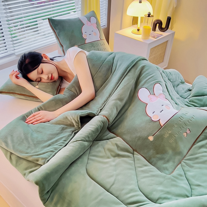 91家纺网 家纺一手货源 找家纺 阳光依佰 2023新款多功能牛奶绒抱枕被-暖暖兔 墨绿