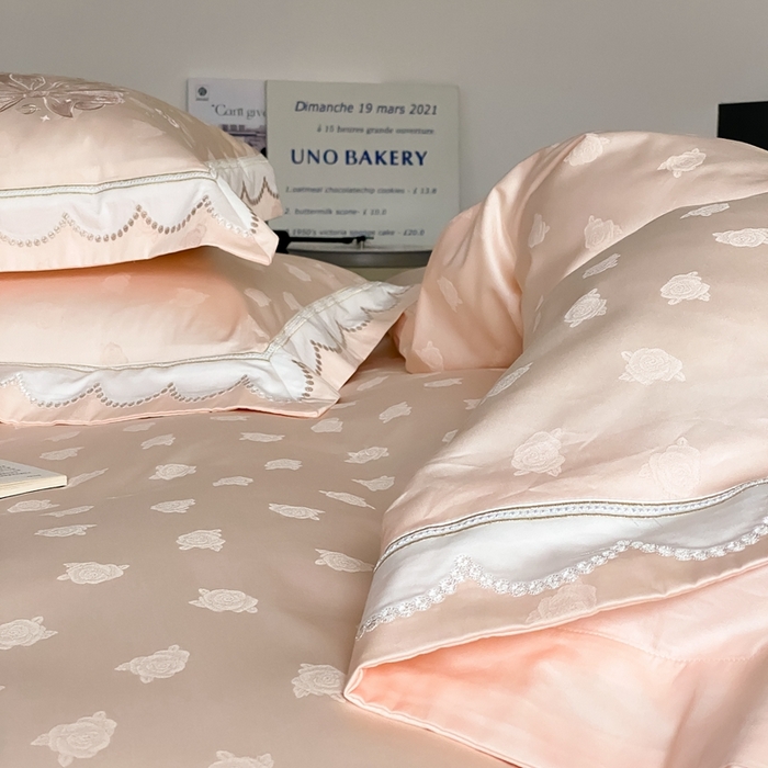 91家纺网 家纺一手货源 找家纺 MIU缪家居 2023新款100支全棉提花四件套-奇妙花园 粉