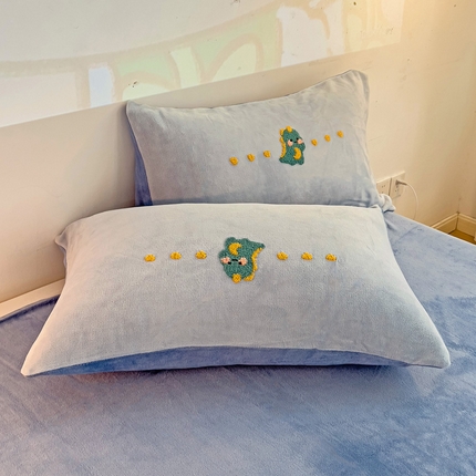 91家纺网 家纺一手货源 找家纺 总寐居家纺 2023新款高克重牛奶绒毛巾绣单枕套 48*74cm/对