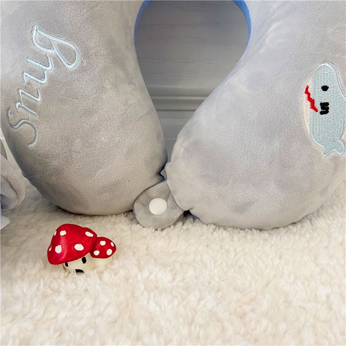 91家纺网 家纺一手货源 找家纺 卡奥2025新款带眼罩卡通U型枕旅行颈椎枕 蓝鲨32*31*12cm