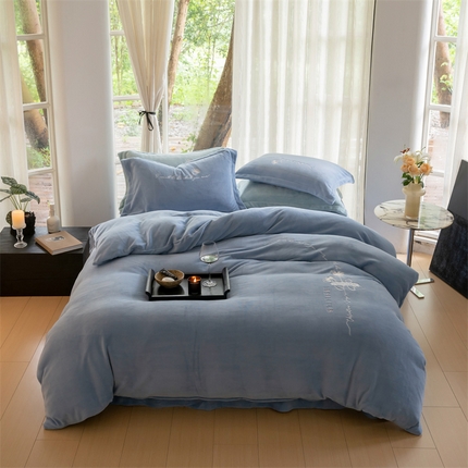 91家纺网 家纺一手货源 找家纺 名品优仓 2023新款高克重牛奶绒绣花浪漫玫瑰系列四件套 水冰蓝