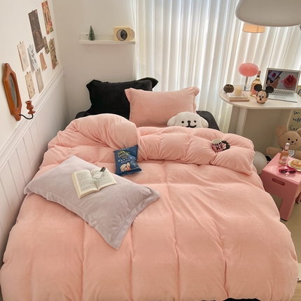 91家纺网 家纺一手货源 找家纺 顾里家纺 2023新款多巴胺撞色混搭牛奶绒四件套 甜酷粉黑