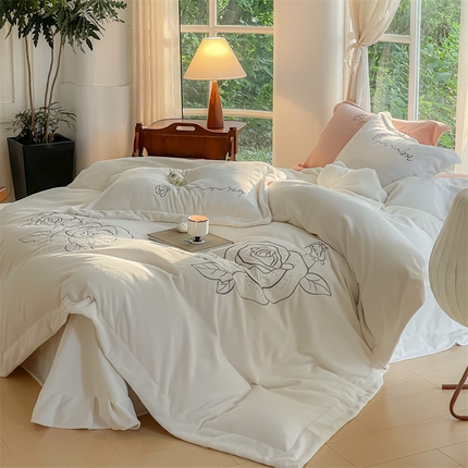 91家纺网 家纺一手货源 找家纺 名品优仓 2023新款高克重230g牛奶绒绣花温妮莎系列四件套 奶白