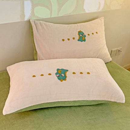 91家纺网 家纺一手货源 找家纺 总寐居家纺 2023新款高克重牛奶绒毛巾绣单枕套 48*74cm/对