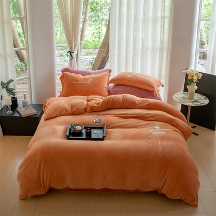 91家纺网 家纺一手货源 找家纺 名品优仓 2023新款高克重牛奶绒绣花浪漫玫瑰系列四件套 爱玛桔