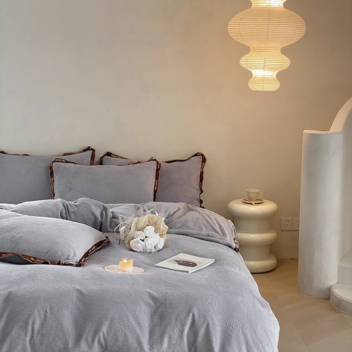 91家纺网 家纺一手货源 找家纺 蜜柚 2024新款全消光牛奶绒雕花烂花法式轻奢四件套 巴尔曼-浅紫灰