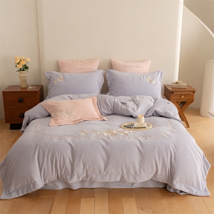 91家纺网 家纺一手货源 找家纺 （总）名品优仓 2023新款高克重230g牛奶绒绣花蔓璃系列四件套