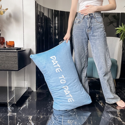 91家纺网 家纺一手货源 找家纺 潮邦创意家居 2025新款ins数码大版印花牛奶绒枕套单人枕 蓝色字母