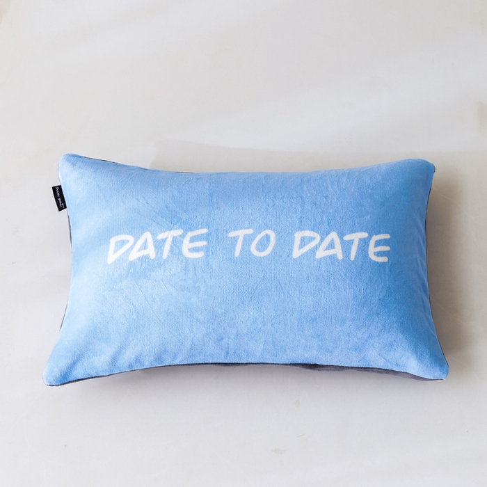 91家纺网 家纺一手货源 找家纺 潮邦创意家居 2025新款ins数码大版印花牛奶绒枕套单人枕 蓝色字母