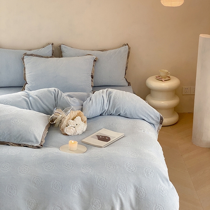 91家纺网 家纺一手货源 找家纺 蜜柚 2024新款全消光牛奶绒雕花烂花法式轻奢四件套 巴尔曼-繁星兰