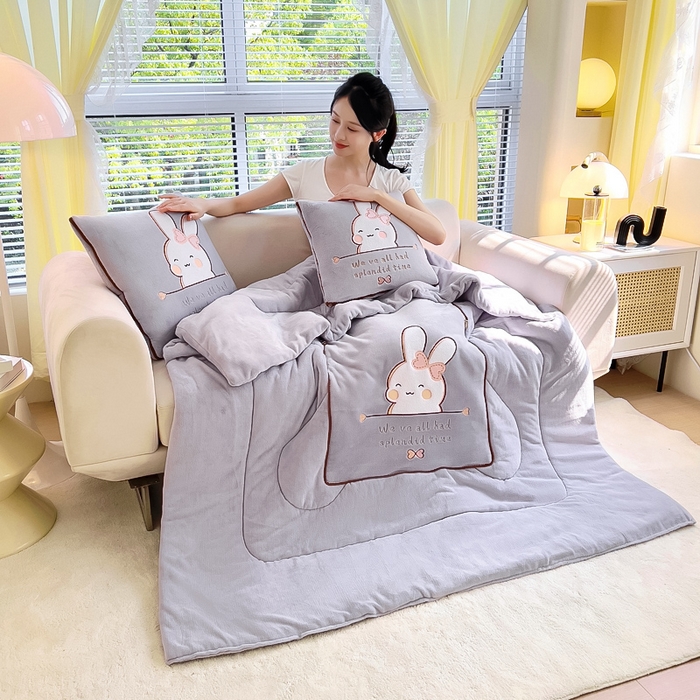 91家纺网 家纺一手货源 找家纺 阳光依佰 2023新款多功能牛奶绒抱枕被-暖暖兔 浅紫
