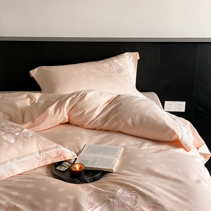 91家纺网 家纺一手货源 找家纺 MIU缪家居 2023新款100支全棉提花四件套-奇妙花园 粉