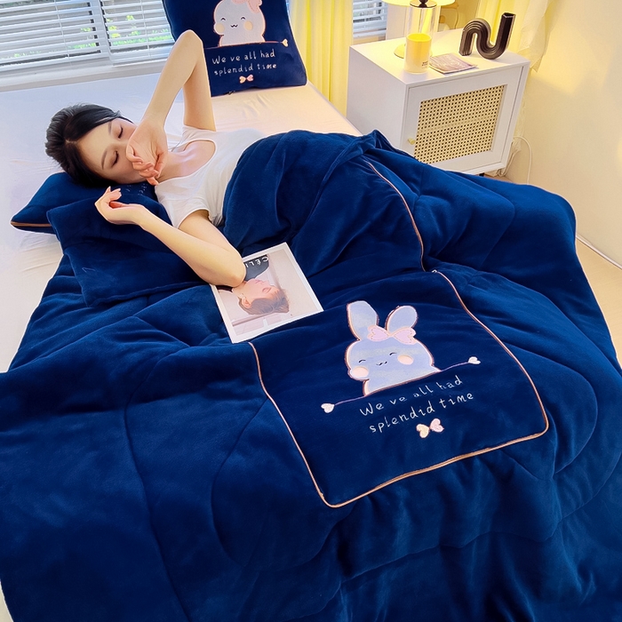 91家纺网 家纺一手货源 找家纺 阳光依佰 2023新款多功能牛奶绒抱枕被-暖暖兔 藏蓝