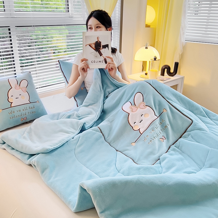 91家纺网 家纺一手货源 找家纺 阳光依佰 2023新款多功能牛奶绒抱枕被-暖暖兔 天蓝