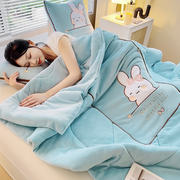 91家纺网 家纺一手货源 找家纺 阳光依佰 2023新款多功能牛奶绒抱枕被-暖暖兔 天蓝