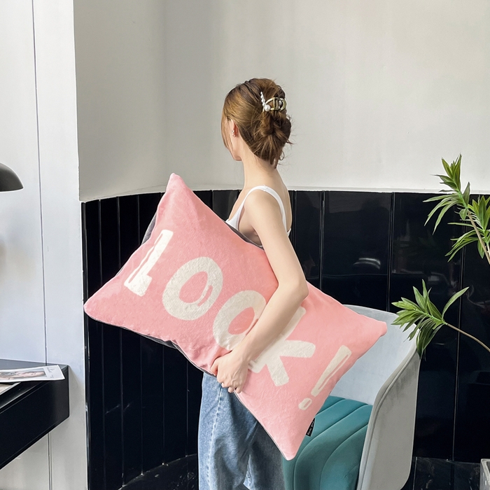 91家纺网 家纺一手货源 找家纺 潮邦创意家居 2025新款ins数码大版印花牛奶绒枕套单人枕 look