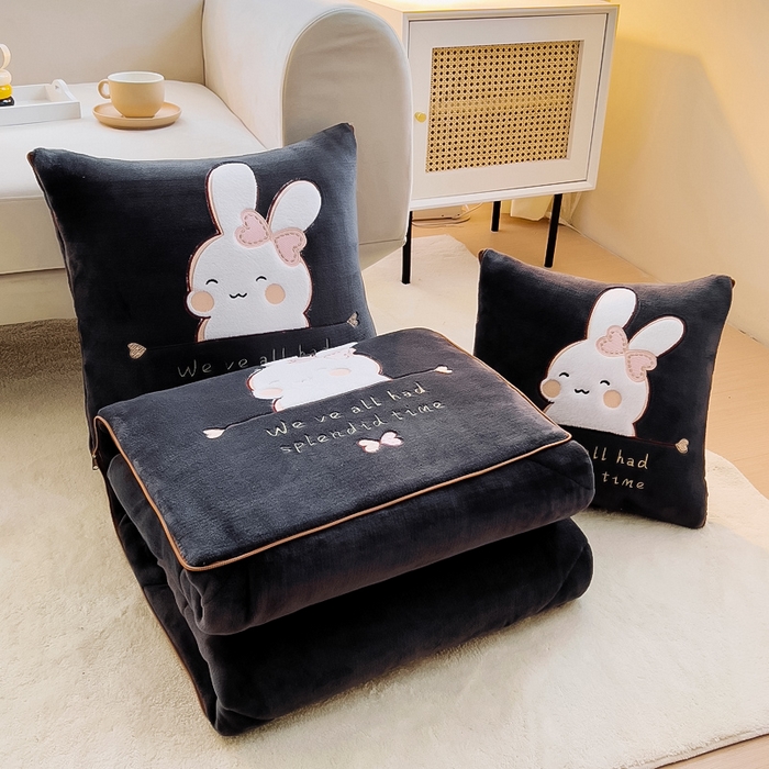 91家纺网 家纺一手货源 找家纺 阳光依佰 2023新款多功能牛奶绒抱枕被-暖暖兔 深灰