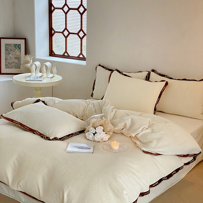 91家纺网 家纺一手货源 找家纺 蜜柚 2024新款全消光牛奶绒雕花烂花法式轻奢四件套 巴尔曼-奶油白