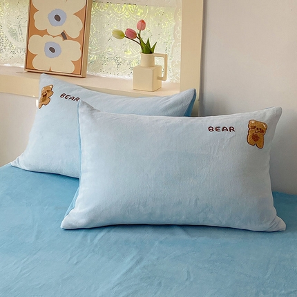 91家纺网 家纺一手货源 找家纺 总寐居家纺 2023新款高克重牛奶绒毛巾绣单枕套 48*74cm/对