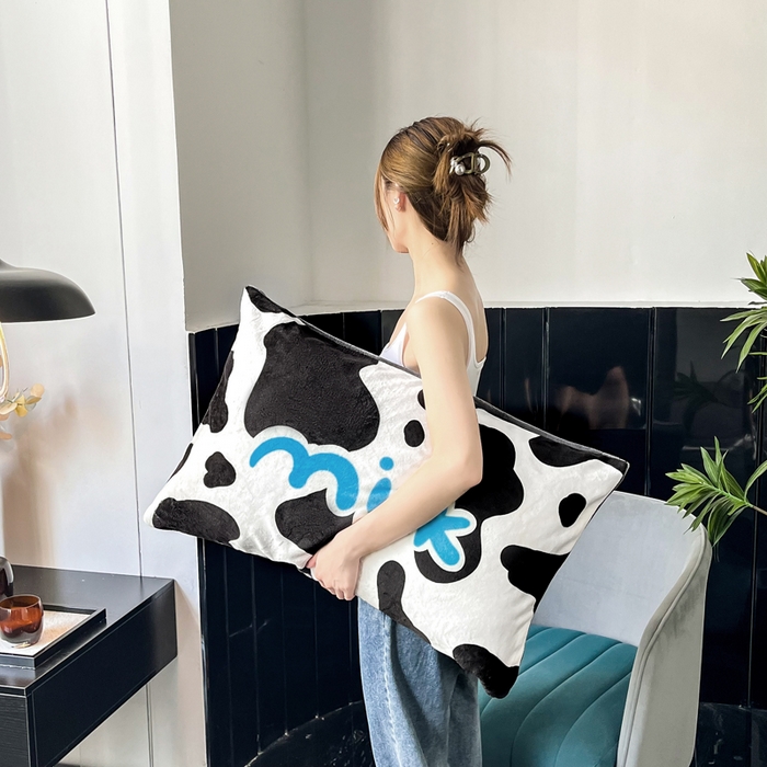 91家纺网 家纺一手货源 找家纺 潮邦创意家居 2025新款ins数码大版印花牛奶绒枕套单人枕 milk 奶牛